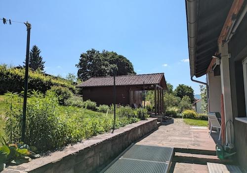 Gartenhütte und Terrasse