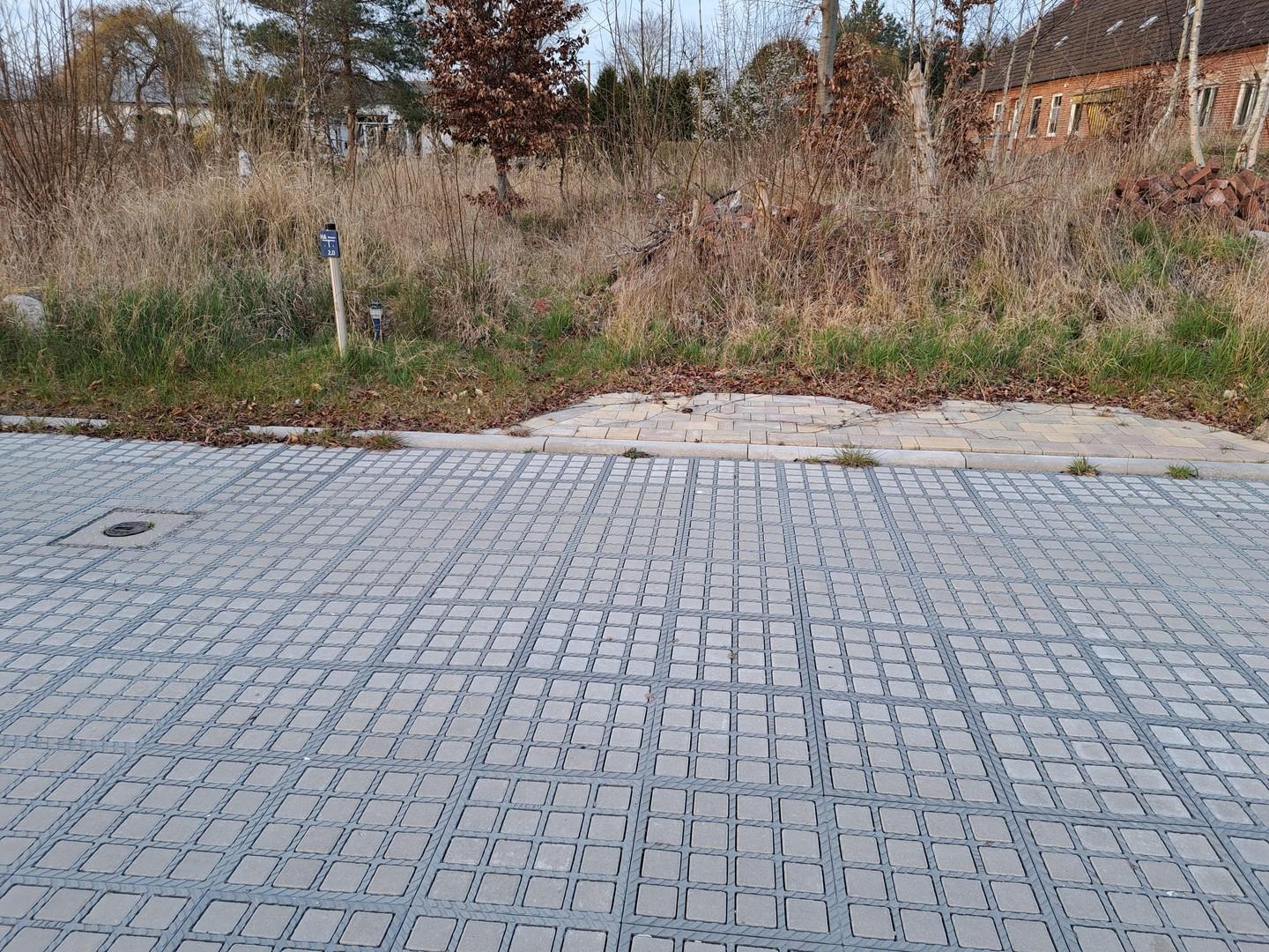 Straße mit Anschluss Wasser 
