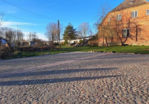 Platz mit Blick auf Baugrundst