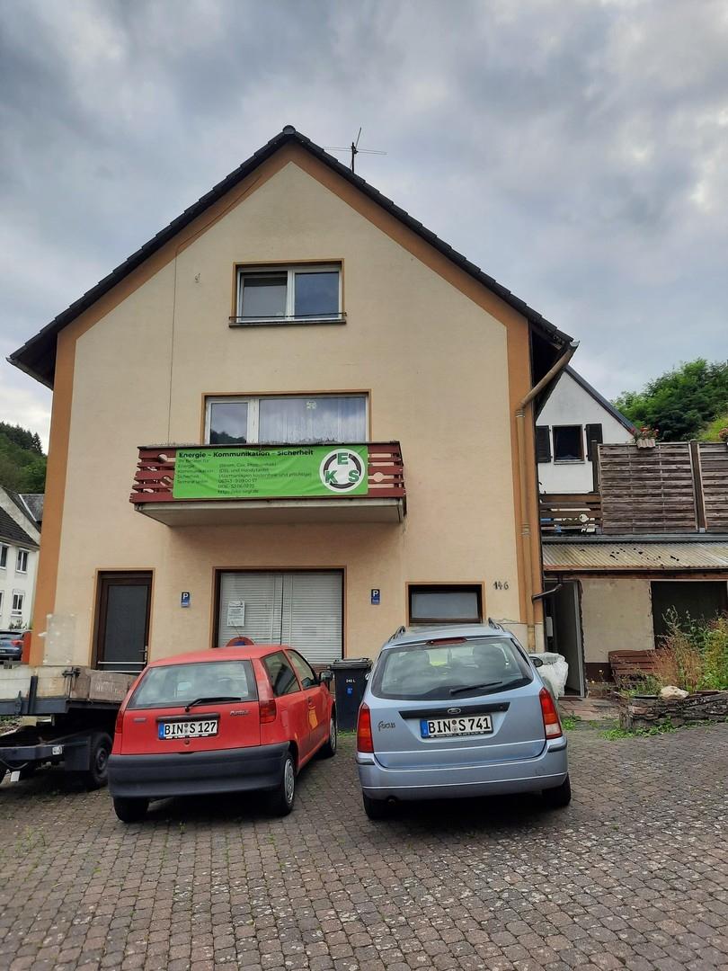 Hausansicht mit Balkon