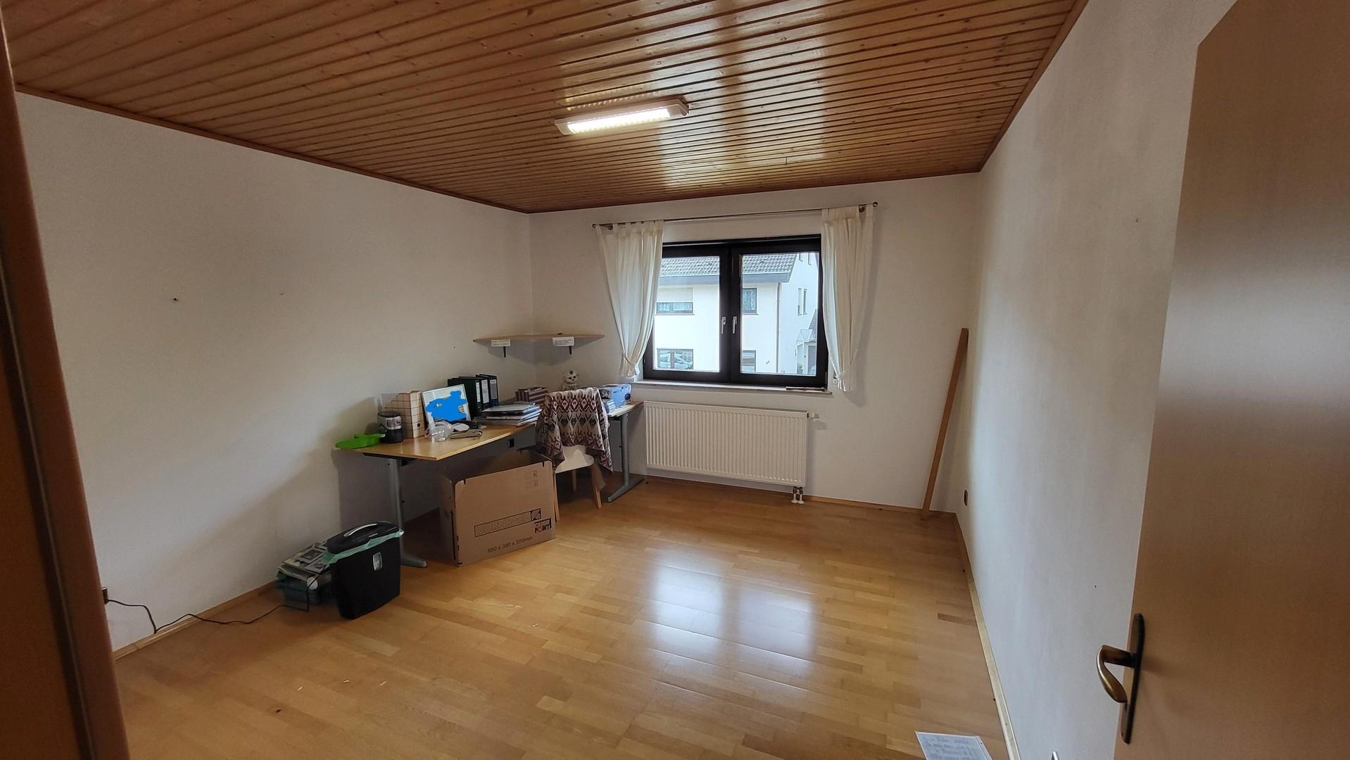 1.OG Zimmer 1 (Kind/Büro)