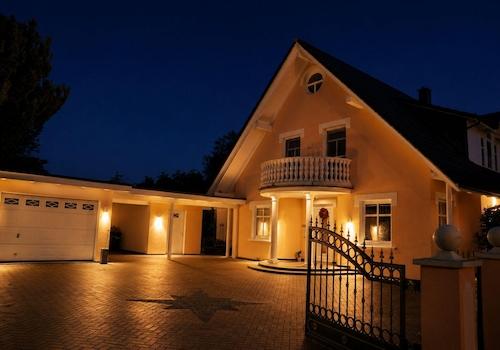 Einfahrt bei Nacht