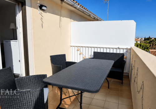 Terrasse mit Tisch und Stühlen