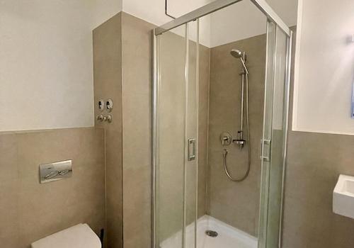 Badezimmer mit Dusche