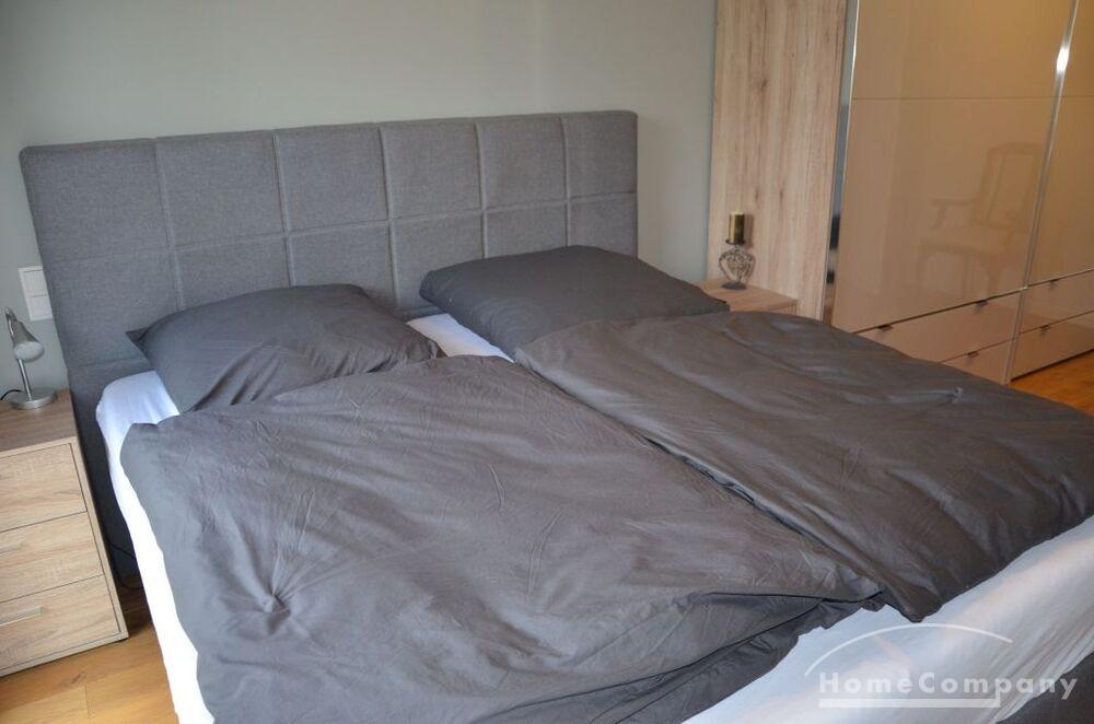 Großes, hochwertiges Bett im Schlafzimmer