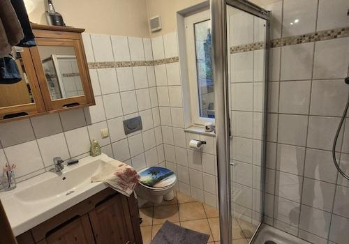 Bad unten mit Dusche