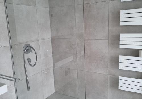ebene Dusche m. Handtuchheizk.
