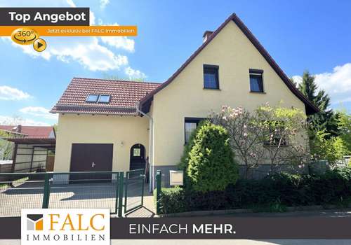 Hofeingang / Vorderseite mit Garage
