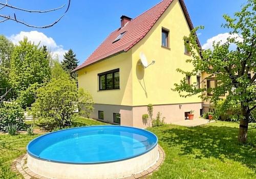 seitliche Ansicht mit Swimmingpool - (KI generiert)