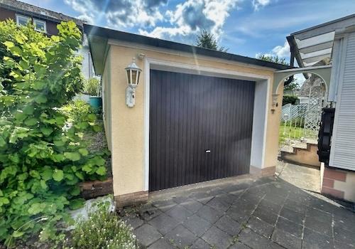 Garage seitlich am Haus