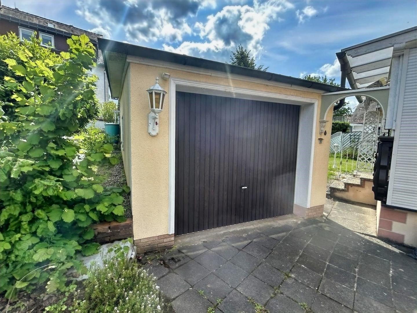 Garage seitlich am Haus