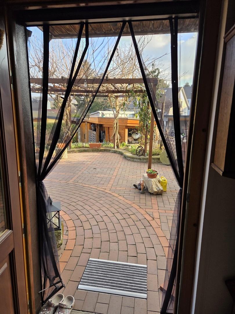 Blick über Terrasse in Garten