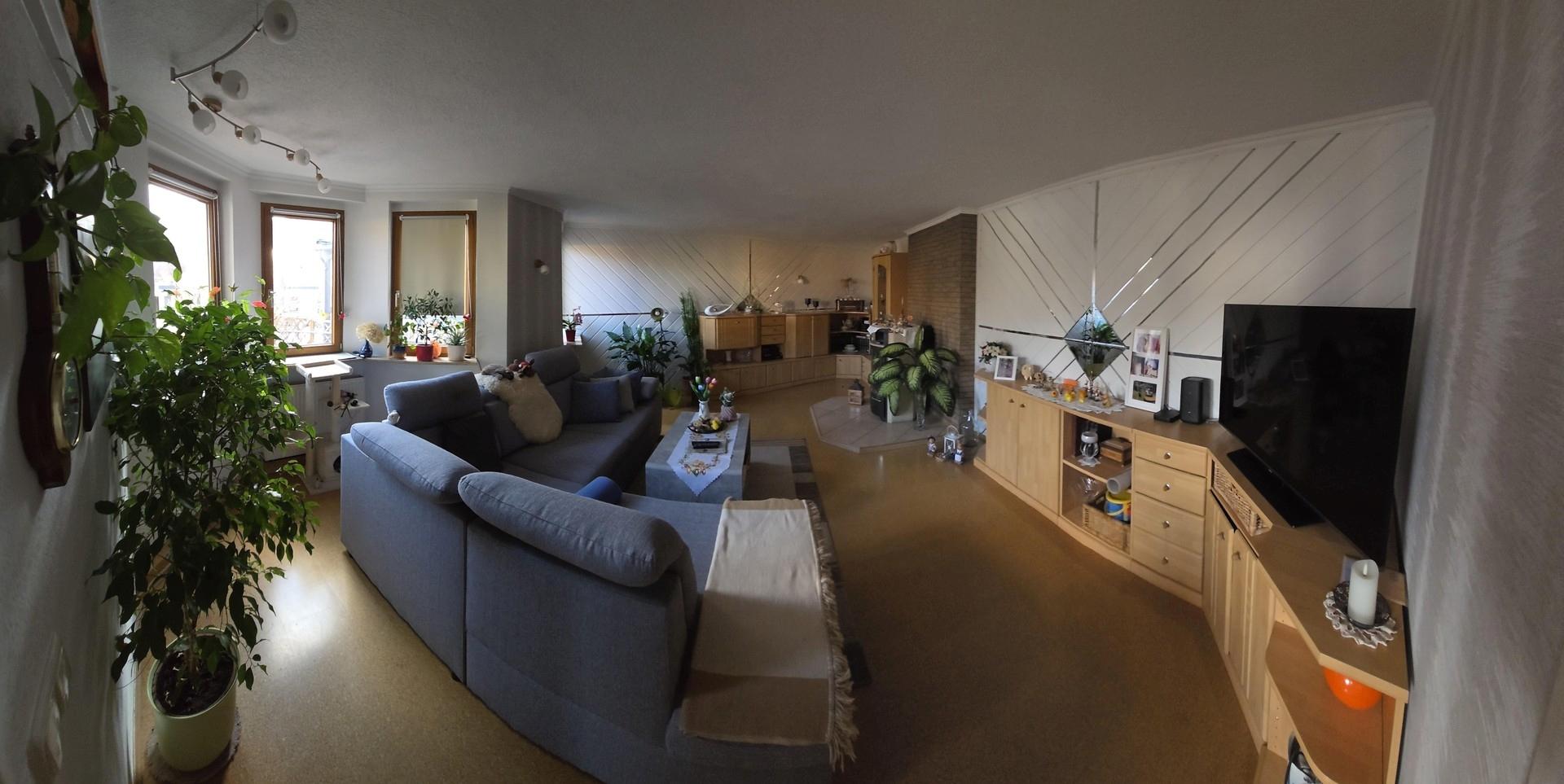 Wohnzimmer mit Kamin