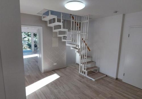 Diele mit Treppe Dachboden