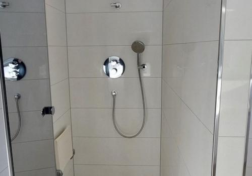 Bad - Dusche mit Spiegeltür
