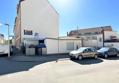Straßenansicht Grundstück - (KI generiert)