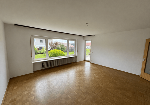 geräumiges Wohnzimmer
