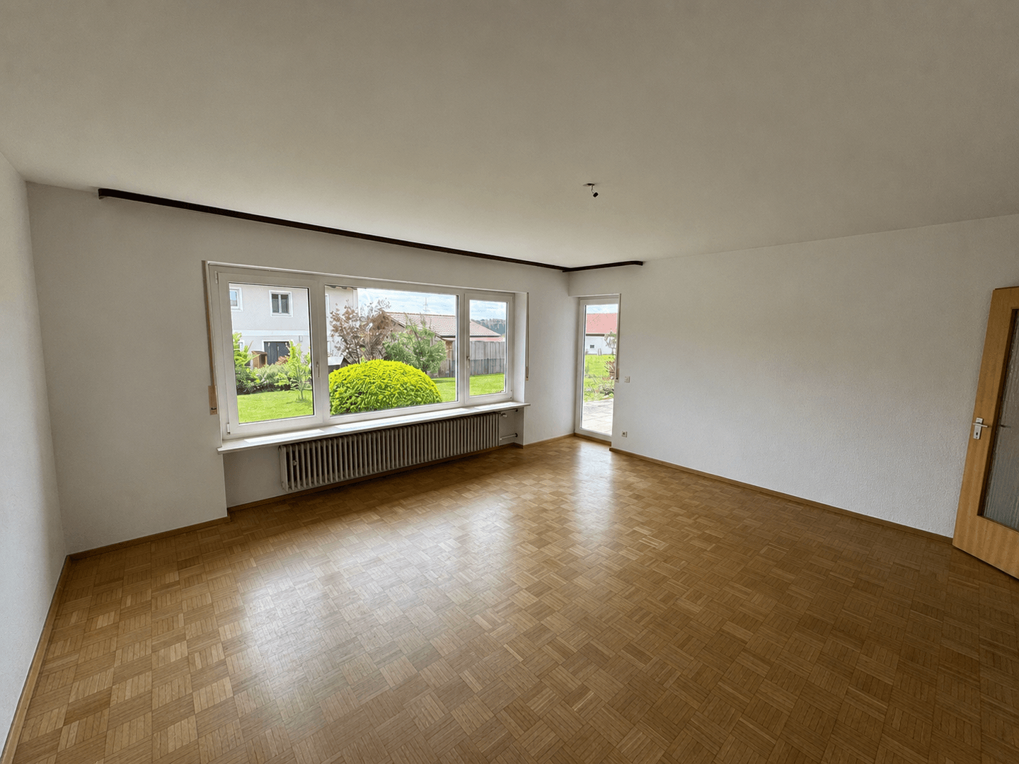 geräumiges Wohnzimmer