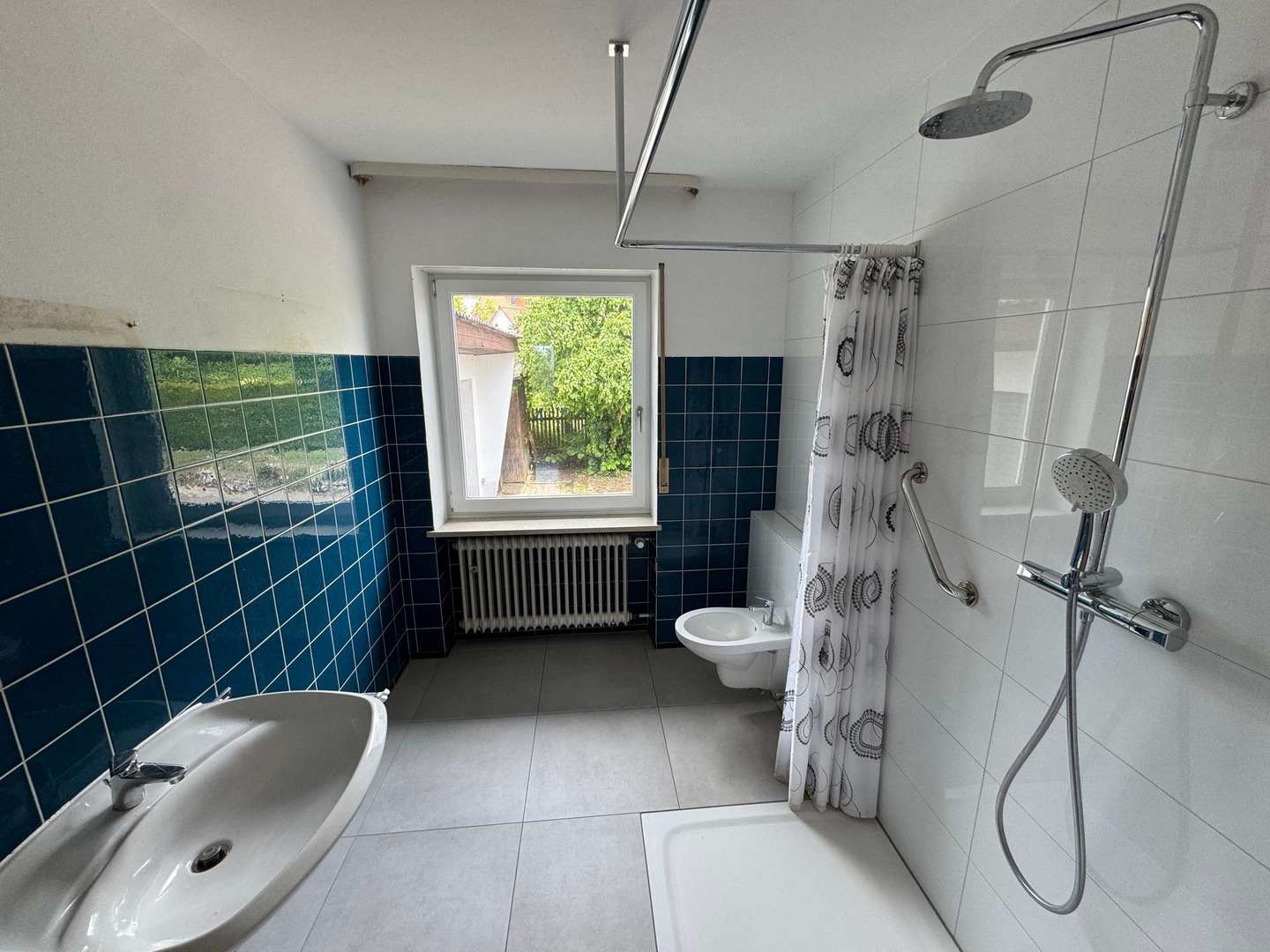großes Tageslichtbad im EG