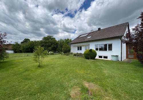 großer weitläufiger Garten