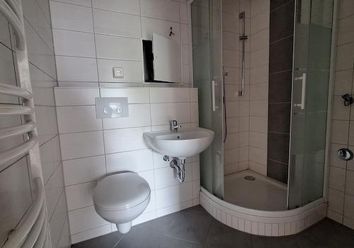 modernes Bad mit Dusche