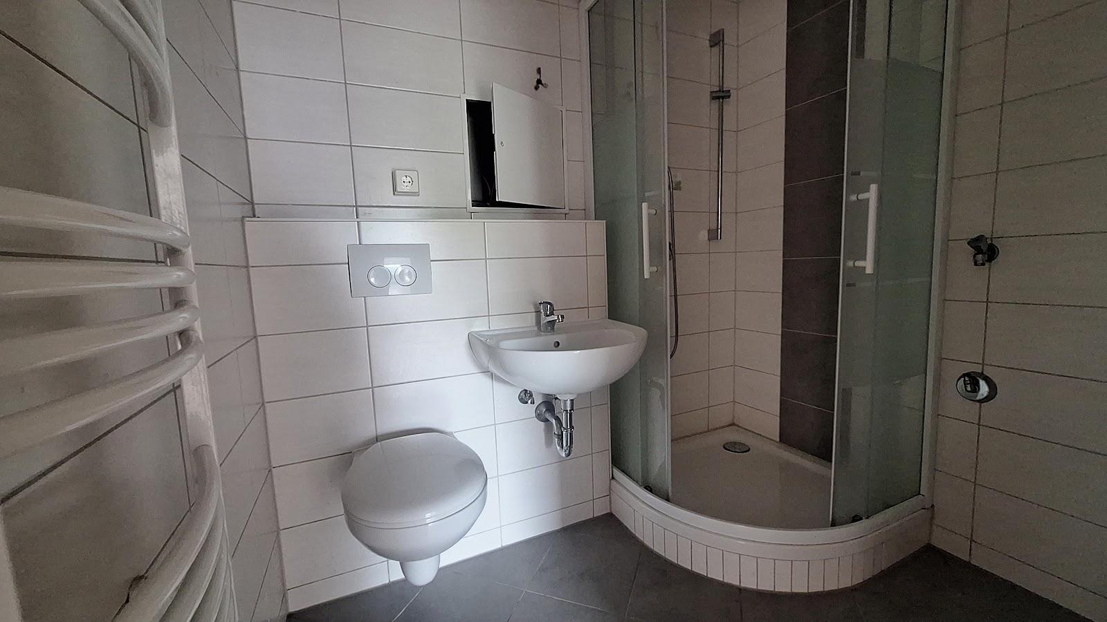 modernes Bad mit Dusche