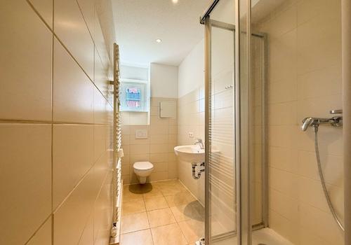 Badezimmer mit Dusche