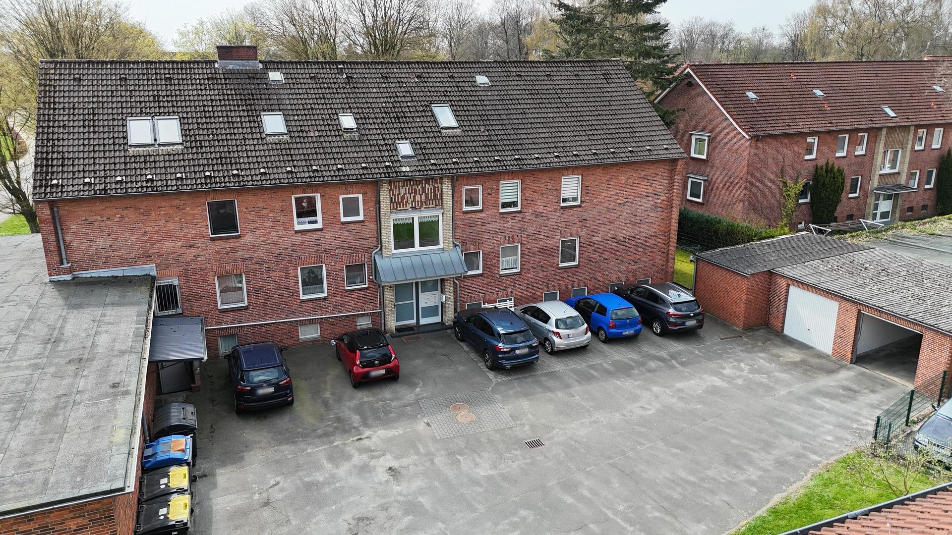 Innenhof mit Garagen