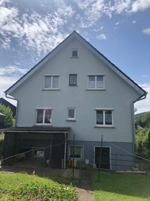 Nordseite mit Überdachung und Kellerausgang
