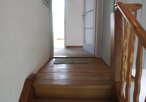massive Holztreppe ins OG