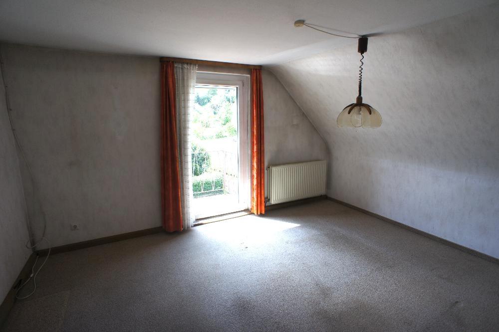 Zimmer OG mit Ausgang zum Balkon