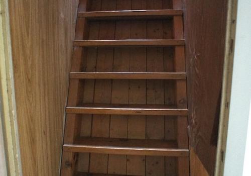 steile Treppe zur Bühne