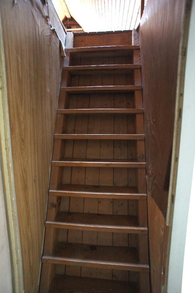steile Treppe zur Bühne