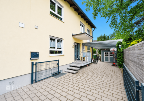 Gebäude mit Carport