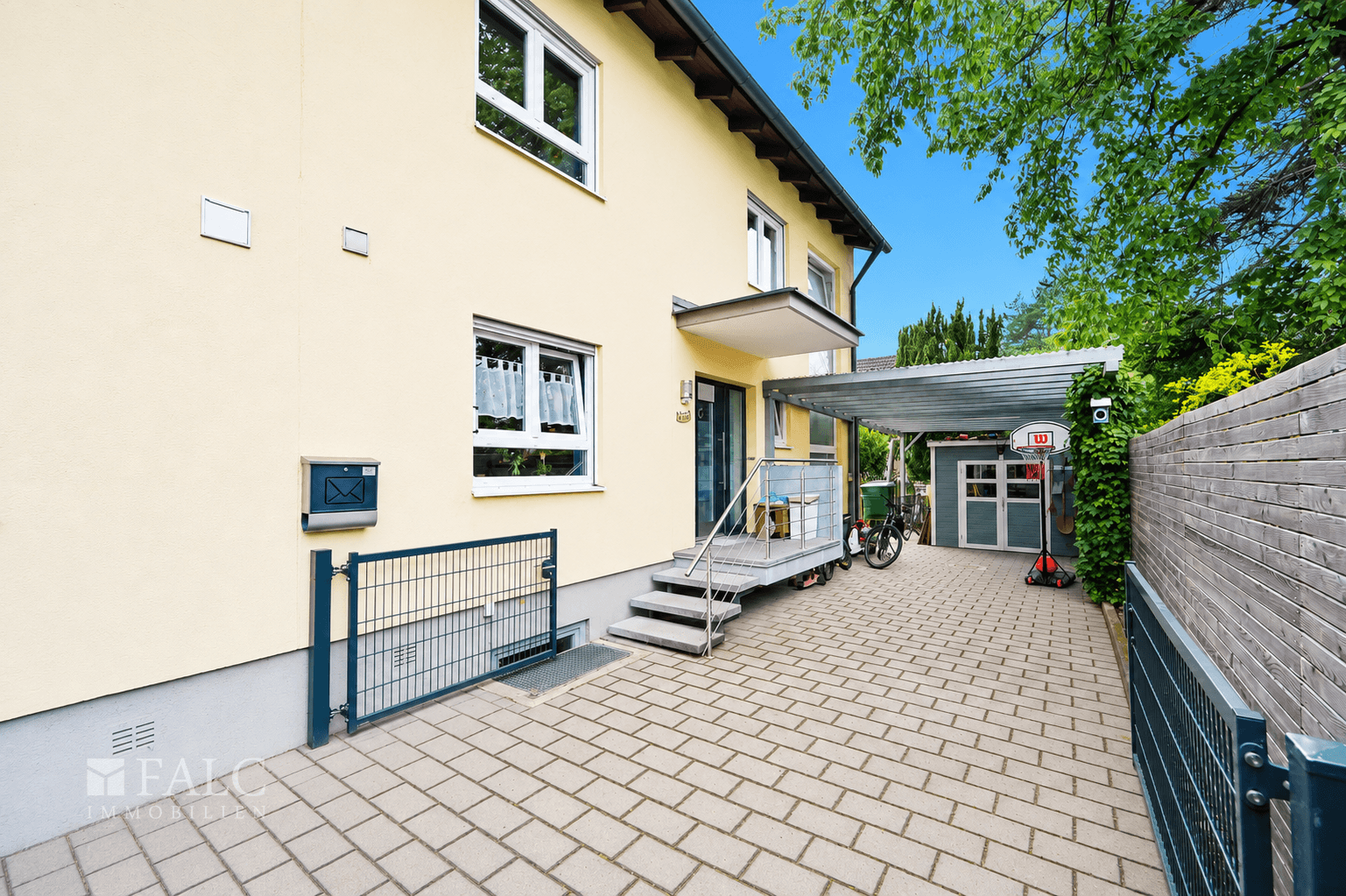 Gebäude mit Carport