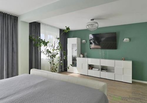 TV und Kommode im Schlafzimmer