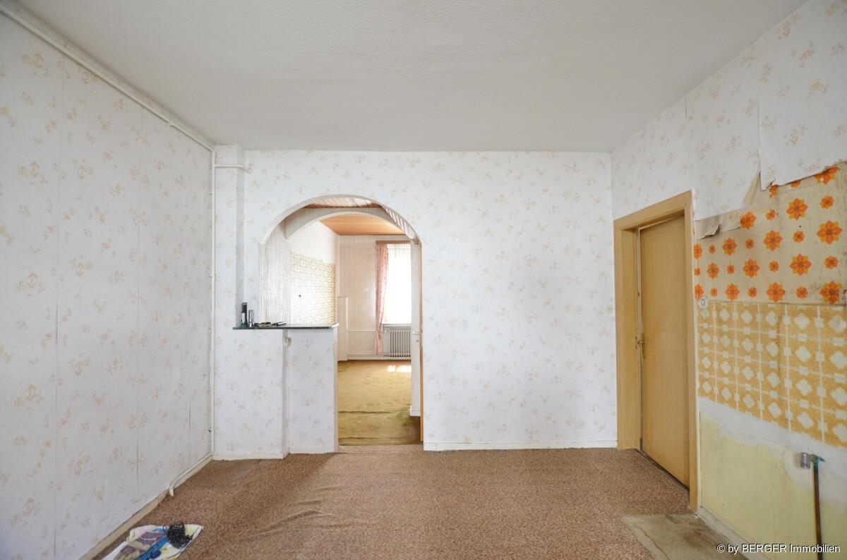 Küche mit Blick zum Wohnbereich