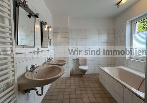 Badezimmer mit Dusche + Wanne