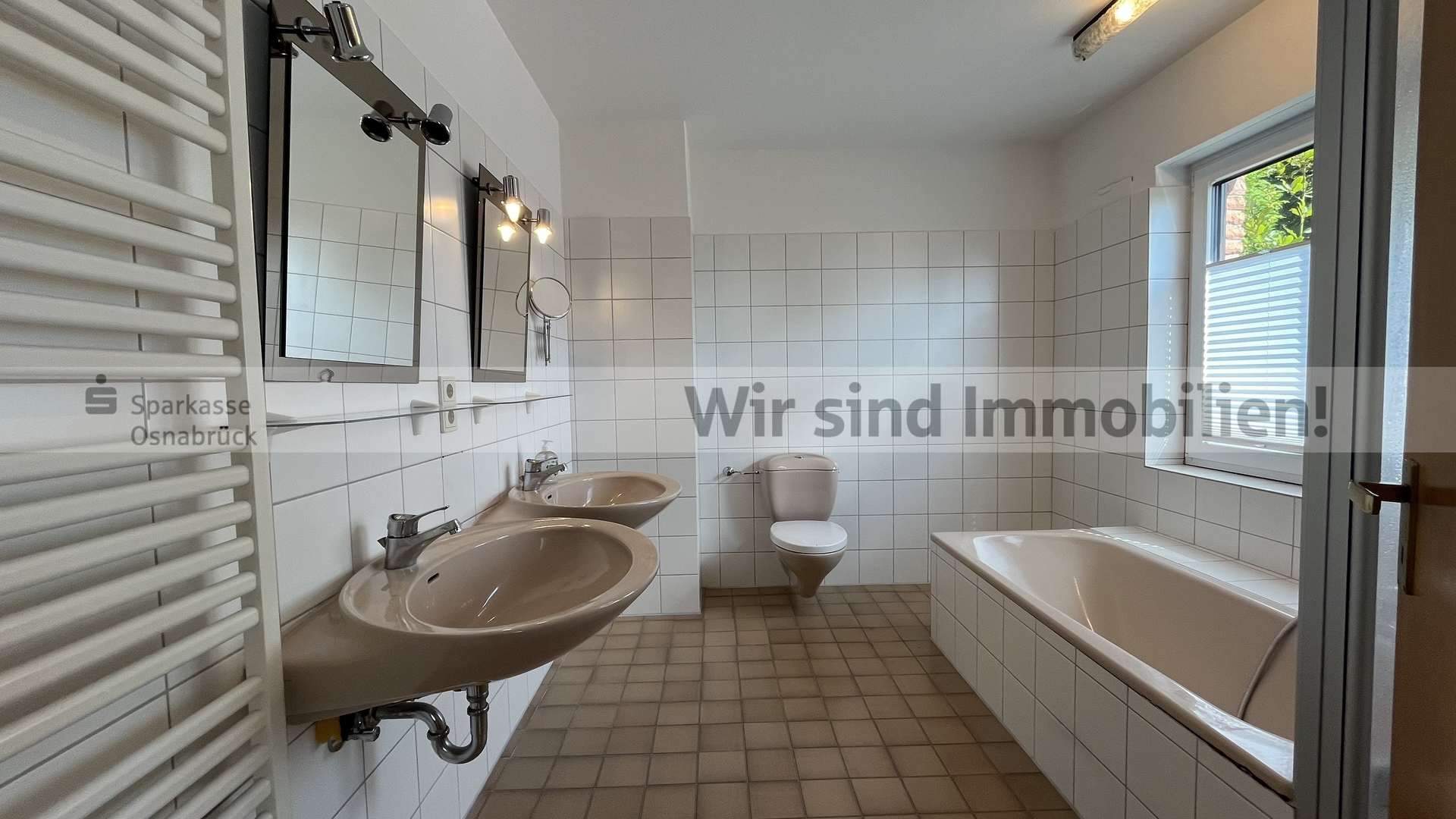 Badezimmer mit Dusche + Wanne
