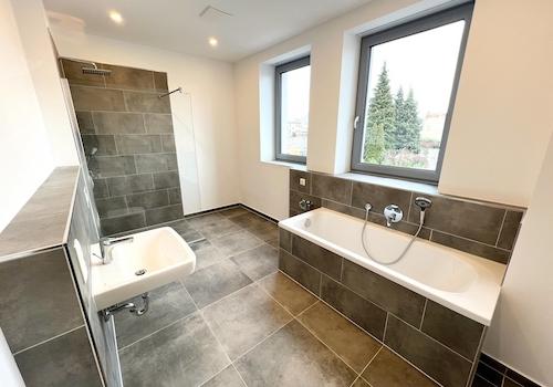 Bad mit Dusche & Badewanne