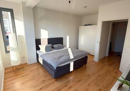 geräumiges Schlafzimmer