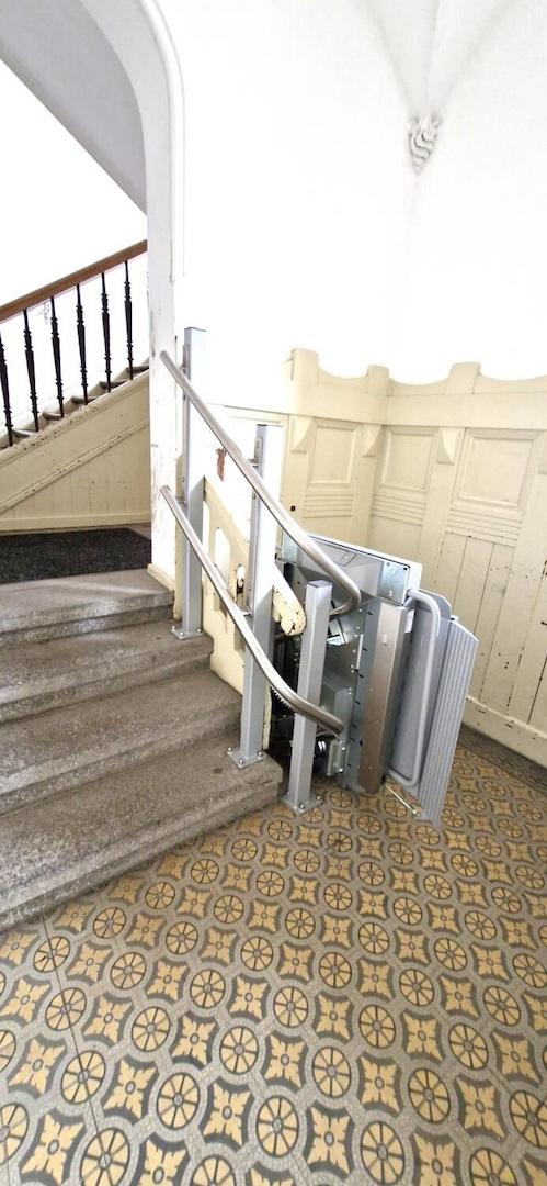 Treppenhaus Treppenlift f. Rollstuhl Bild 2