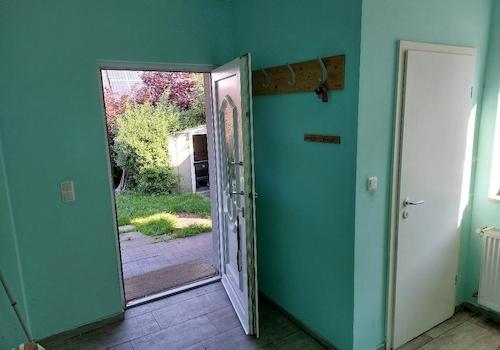 Blick vom Flur durch Haustür