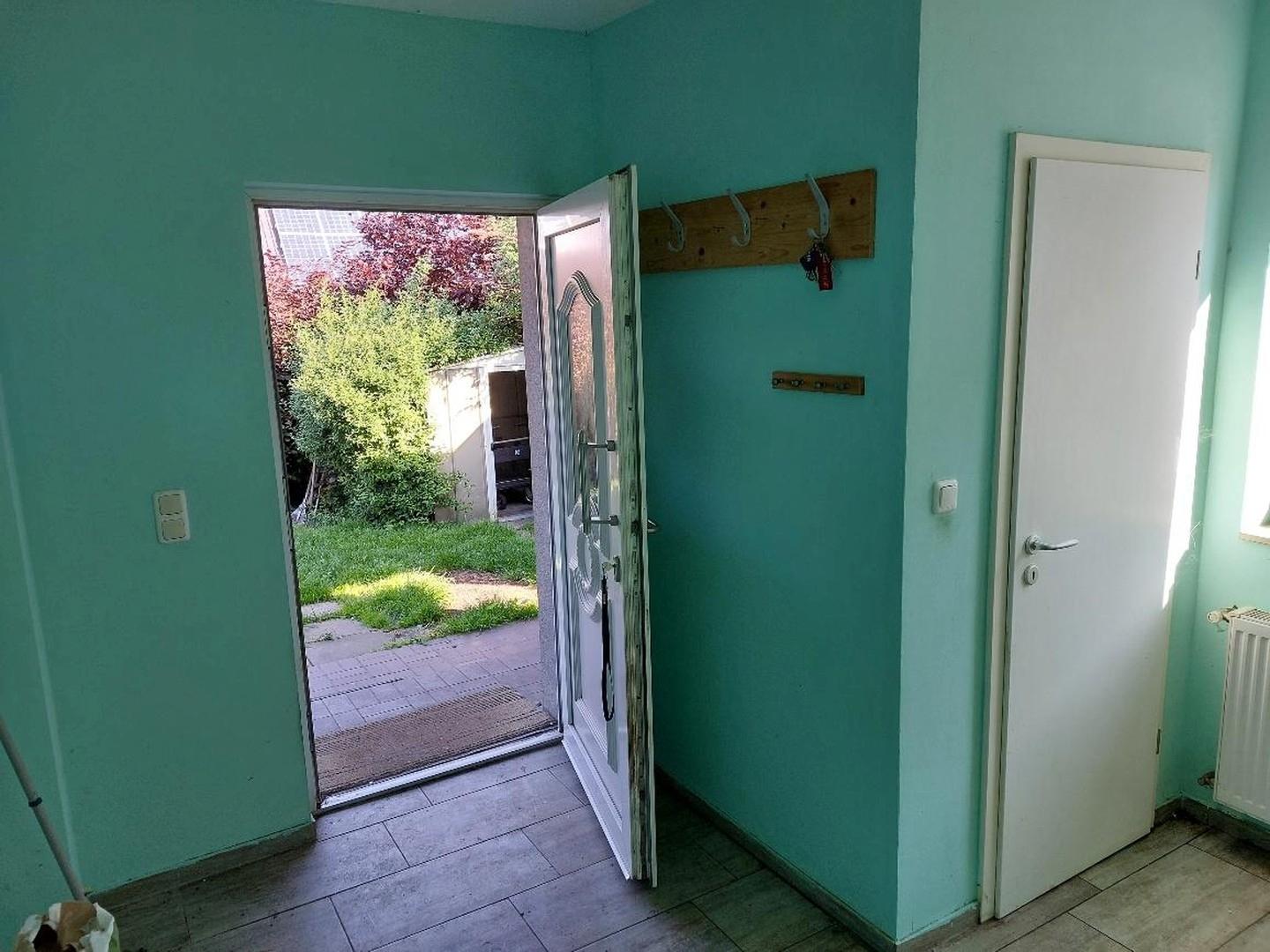 Blick vom Flur durch Haustür