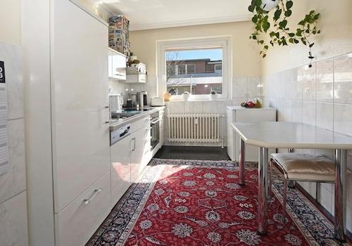 moderne, gepflegte Küche mit Frühstückstisch