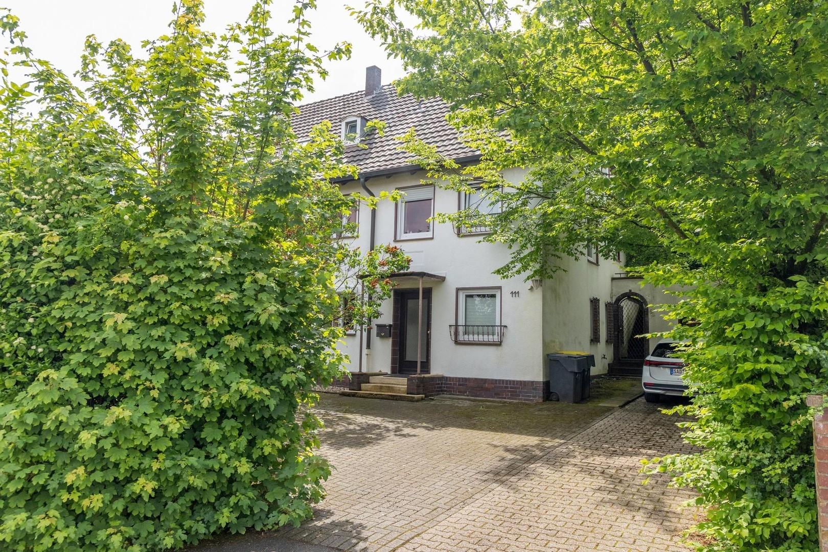 Zufahrt und Haupteingang