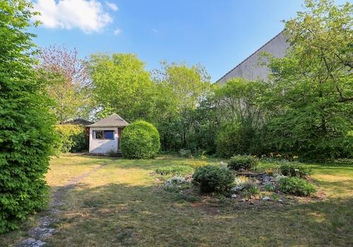 Garten mit Gartenhaus