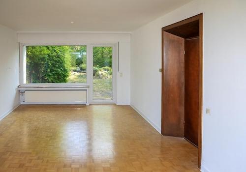 Wohnzimmer in Hauptwohnung