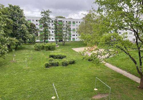 Grüner Innenhof mit Spielplatz vor dem Objekt