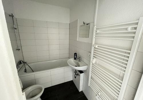 Badezimmer mit Wanne und Handtuchheizkörper